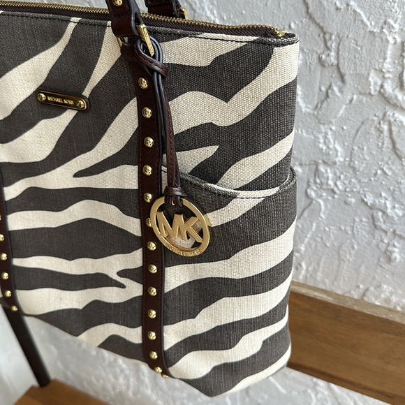 Michael Kors animal print zippered top tote - Picture 4 of 16